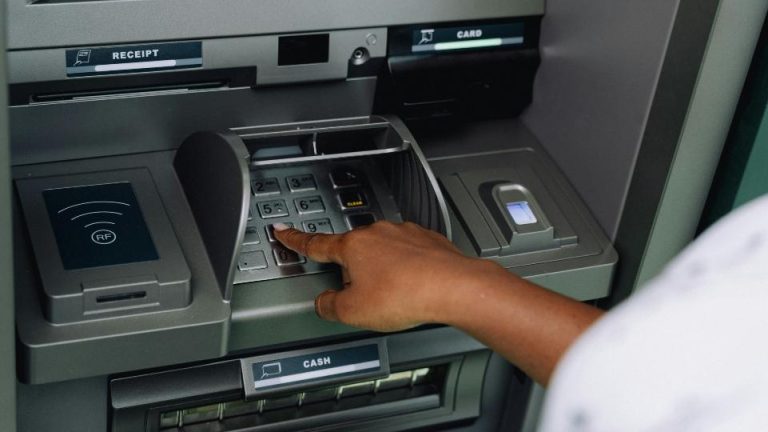 Τι αλλάζει από τις 11 Αυγούστου στη χρήση των ΑΤΜ