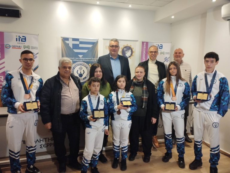 Το Επιμελητήριο Σερρών βράβευσε τους Σερραίους αθλητές Ρομποτικής που διακρίθηκαν στην Διεθνή Ολυμπιάδα της Αυστραλίας.